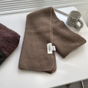 Sciarpa in maglia marrone da donna, accogliente scaldacollo invernale, design moda tinta unita.