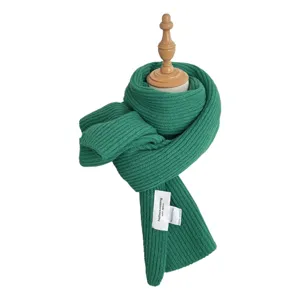 Sciarpa in maglia verde da donna in inverno, accessorio moda caldo morbido tinta unita a coste.
