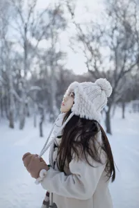 Berretto invernale in maglia con pompon carino, design caldo per uno stile dolce.