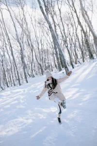 Accogliente berretto invernale in maglia con pompon e paraorecchie, dettaglio caldo.