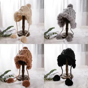 Cappello invernale da donna in maglia con fodera in peluche e ponpon, caldo colbacco.
