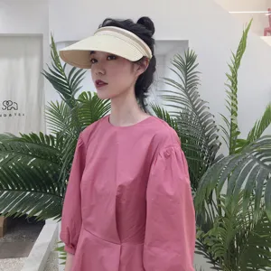 Raffia straw sun visor hat for women, wide brim empty top summer anti-UV beach hat.