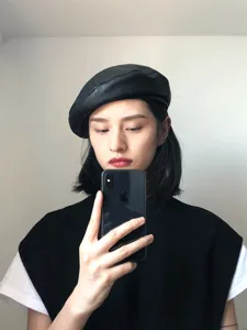 Classic black PU leather beret hat for women, stylish vintage retro style painter cap.