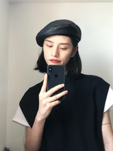 Black PU leather beret for women, vintage retro British style painter hat, chic autumn fashion accessory.