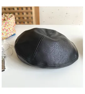 Classic black PU leather beret for women, vintage autumn painter hat, stylish british style.