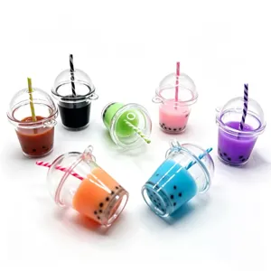 Vista dettagliata di ciondoli colorati in resina a forma di bubble tea per bellissimi portachiavi.