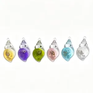Pendentifs coquillage en résine colorée avec mini coquillages, parfaits pour les bijoux DIY.