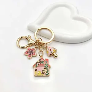 Süßer Emaille-Legierung rosa Haus Pilz Blume Schlüsselanhänger für Taschen und Autos.