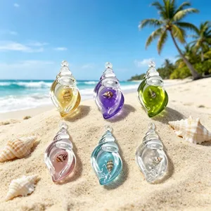 Vue rapprochée détaillée de pendentifs coquillages colorés sur le sable, parfaits.
