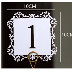 Elegante weiße Hochzeit Tischkarte mit Spitzenrand und 10x10cm Maßangaben auf dunklem Grund