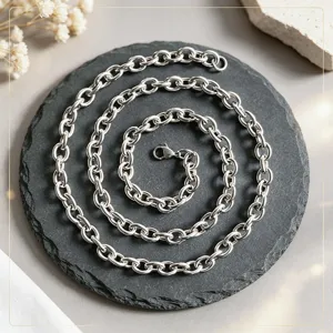 Gros plan d'un collier chaîne gourmette en acier inoxydable de qualité avec fini argenté