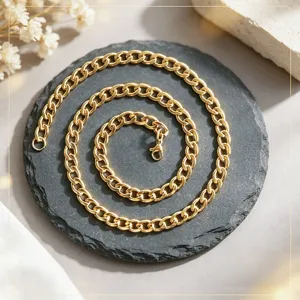 Gros plan d'un collier à maillons en acier inoxydable plaqué or par vide de luxe