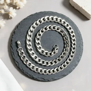 Vue détaillée d'un collier chaîne gourmette en acier inoxydable argenté sur ardoise