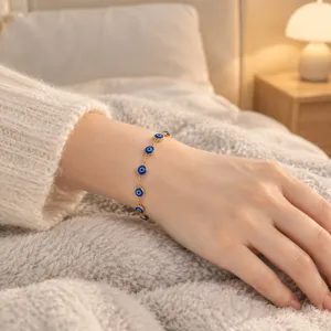 Vista dettagliata di un bracciale turco malocchio indossato al polso in un ambiente accogliente