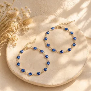 Dettaglio dei braccialetti turchi Evil Eye con perline blu su vassoio di pietra.