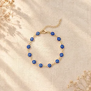 Dettaglio del bracciale turco malocchio con perline blu su sfondo di lino grezzo