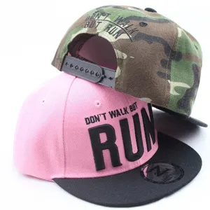 Gorras snapback de camuflaje y rosa para niños con bordado 'RUN' estilo urbano moderno