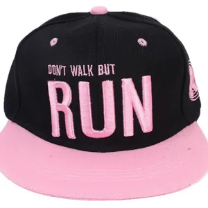 Gorra de béisbol para niños negra y rosa con bordado RUN y visera plana estilo hip hop