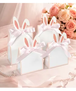 Elegante Hasenohr-Geschenkbeutel mit rosa Seidenschleifen vor floralem Hintergrund