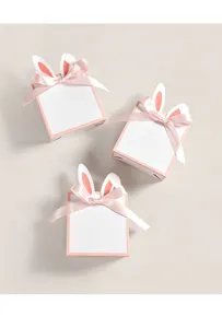 Detailansicht von kreativen Hasenohr-Geschenktüten mit rosa Satinbändern für Partys
