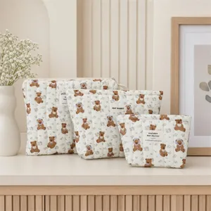 Détails de trois pochettes matelassées avec de jolis motifs d'ours et de fleurs