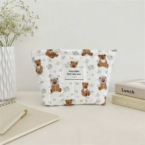 Détail de la trousse de maquillage matelassée avec motif ours mignon et fleurs