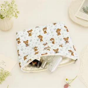Vue intérieure de la trousse à maquillage matelassée à motif d'ours