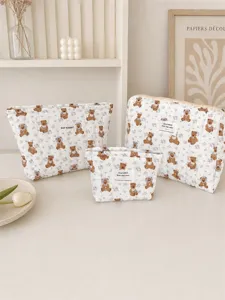 Lot de trois trousses de toilette matelassées avec motif ours mignon dans un décor épuré.