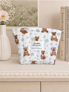 Trousse à maquillage matelassée avec motif d'ours mignon dans un cadre de vie chaleureux.