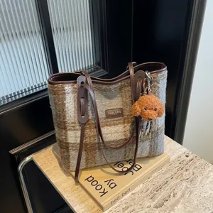 Große Kapazität Wollstoff Kariert Tragetasche Für Damen Vintage Tweed Umhängetasche Mit Ledergriff Und Plüsch Hund Anhänger Shopper