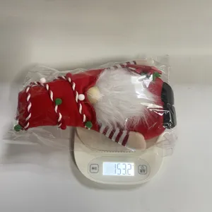 La medición del peso de un gnomo de Navidad en una báscula digital muestra 153,2g