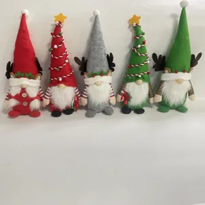 Gnomos de Navidad de felpa hechos a mano con astas de reno y sombreros de árbol en fila