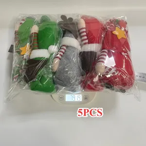 Paquete de 5 gnomos de Navidad de felpa en una báscula digital mostrando el peso