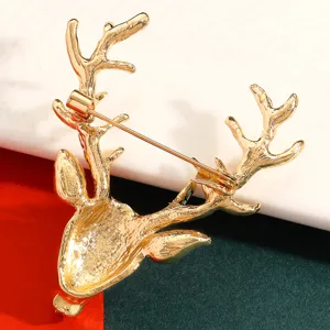 Détail de l'envers d'une broche renne en alliage doré avec fermoir à épingle