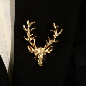 Élégante broche en tête de cerf doré accessoire pour le style de mode de Noël insigne