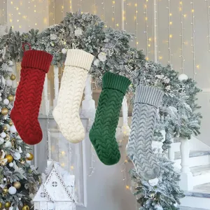 Set di quattro calze di Natale in maglia colorate con motivi a onde festose