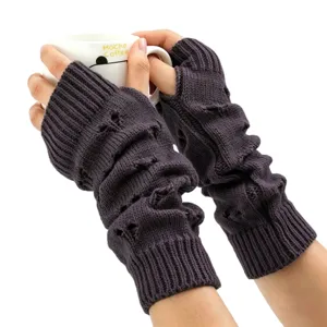 Détail de manchettes en tricot violet foncé avec motifs ajourés effet vieilli