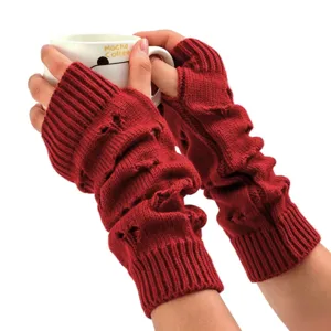 Gros plan sur des mitaines en tricot rouge avec détails de texture ondulée élégante