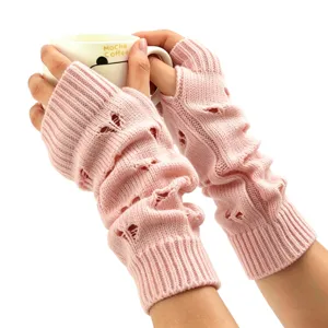Vue rapprochée des chauffe-bras en tricot rose avec motif de cœur ajouré tendance