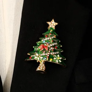Detailaufnahme einer grün emaillierten Weihnachtsbaum-Brosche an einem schwarzen Revers.