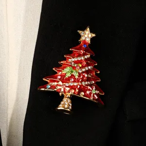 Detailansicht einer festlichen Weihnachtsbaum-Brosche mit roter Emaille und Edelsteinen.