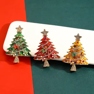 Detailansicht farbenfroher Emaille-Weihnachtsbaum-Broschen mit glitzernden Strasssteinen.
