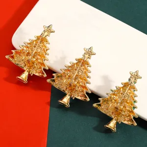 Detaillierte Rückansicht glänzender goldener Weihnachtsbaum-Broschen mit Sicherheitsnadel.