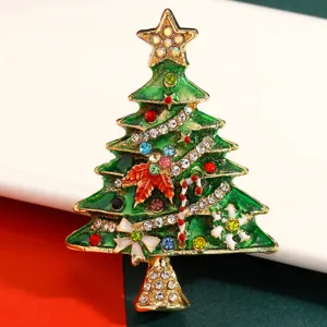 Detailansicht einer festlichen grünen Emaille-Weihnachtsbaum-Brosche mit bunten Strasssteinen