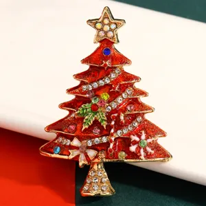 Detail einer funkelnden roten Weihnachtsbaum-Brosche mit bunten Strasssteinen und Goldrand.
