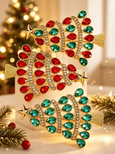 Nahaufnahme von drei eleganten Strass-Weihnachtsbaum-Broschen mit festlicher Beleuchtung