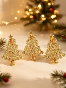 Detailansicht goldener Weihnachtsbaum-Brosche mit Nadelverschluss auf der Rückseite.