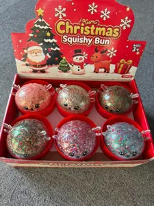 Primer plano de juguetes squishy de Navidad en una caja de regalo roja festiva