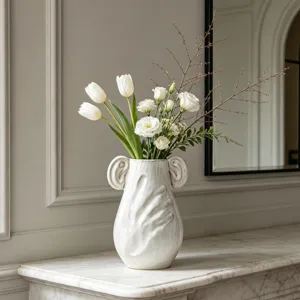 Vaso artistico in ceramica bianca con rilievo a mano su elegante mensola in marmo