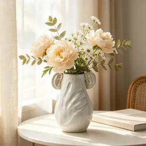 Vista dettagliata di un vaso in ceramica bianca con design unico scolpito a mano